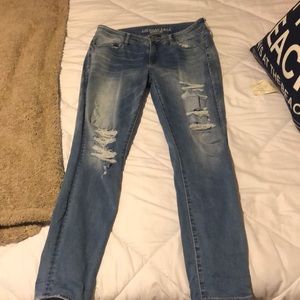 Light wash ripped jeans. Super Stretch.